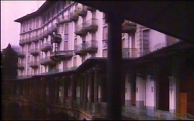 『季節のはざまで』 1992　約8分：ホテル　一階以上