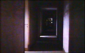 『季節のはざまで』 1992　約16分：屋根裏の上の廊下の角を曲がった廊下