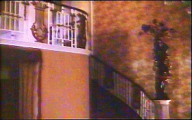 『季節のはざまで』 1992　約22分：中二階歩廊と階段