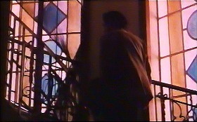 『季節のはざまで』 1992　約1時間27分：エレヴェイター周りの螺旋階段