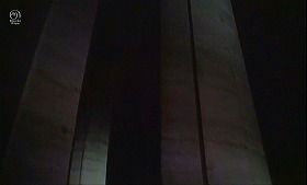 『影なき淫獣』 1973　約6分：高架道路の支柱、下から