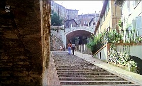 『影なき淫獣』 1973　約14分：ペルージャ、階段坂　下から