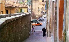 『影なき淫獣』 1973　約15分：ペルージャ　左にアックエドット通り、右にアッピア通り