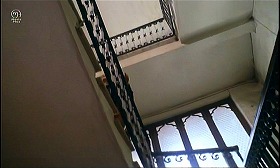 『影なき淫獣』 1973　約39分：ステファノのアパルトマンがある建物の階段、下から