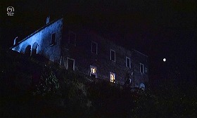 『影なき淫獣』 1973　約45分：岩山の別荘、下から