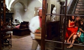 『影なき淫獣』 1973　約56分：別荘　ガラスか鏡に映る階段