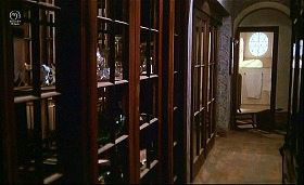『影なき淫獣』 1973　約1時間4分：別荘　居間の裏にある通路状空間