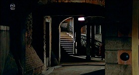 『赤い影』 1973　約1時間38分：老姉妹のホテル前から運河にかかる橋へ