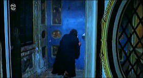 『赤い影』 1973　約1時間43分：斜め格子の丸窓にはさまれた扉口の奥の小部屋