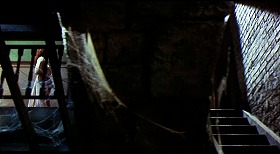 『ヘルハウス』 1973　約41分：欄干付き通路、右に地下への階段　下から