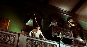 『ヘルハウス』 1973　約59分：玄関の上の吹抜歩廊　下から