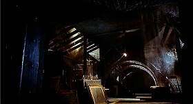 『ヘルハウス』 1973　約1時間15分：地下室　やや奥に左上がりの階段