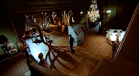『ヘルハウス』 1973　約1時間16分：階段踊り場か吹抜歩廊から(?)　奥に食堂