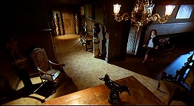 『ヘルハウス』 1973　約1時間20分：一階廊下(?)　奥から礼拝堂へ