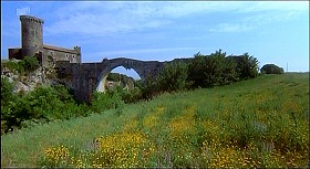 『処女の生血』 1974　約8分：ドラキュラの城と橋