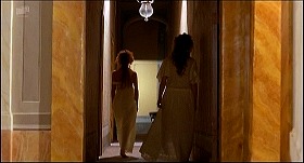 『処女の生血』 1974　約1時間27分：館　二階(?)廊下　手前に下への階段