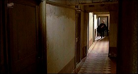 『処女の生血』 1974　約1時間38分：館　また別の廊下　地下一階(?)