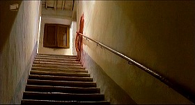 『処女の生血』 1974　約1時間39分：館　階段　降りた先から庭へ