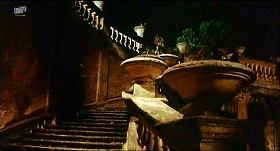 『処女の生血』 1974　約1時間39分：館　二股湾曲階段の左