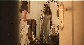 『ザ・ショック』 1977　約16分：寝室、扉の隙間越しに楕円形の鏡