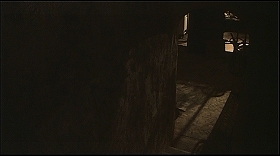 『ザ・ショック』 1977　約1時間20分：地下室への階段、上から
