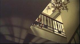 『ザ・ショック』 1977　約1時間28分：階段、下から