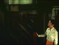 『犬神家の一族』 1976　約1時間23分：上への階段　すぐ奥に電話室
