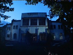 『怪奇！巨大蜘蛛の館』 1978　約0分：夜の館、やや下から