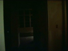 『怪奇！巨大蜘蛛の館』 1978　約0分：二階、扉口の向こうに窓の多い部屋