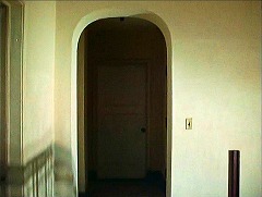『怪奇！巨大蜘蛛の館』 1978　約34分：二階　階段を上がってすぐ右のアーチ口