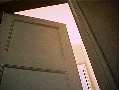 『怪奇！巨大蜘蛛の館』 1978　約34分：二階　開くドア、下から