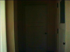 『怪奇！巨大蜘蛛の館』 1978　約34分：二階　角をはさんだ扉口