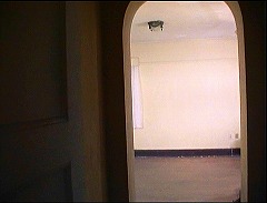 『怪奇！巨大蜘蛛の館』 1978　約34分：二階　角部屋の扉口