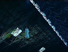 『怪奇！巨大蜘蛛の館』 1978　約42分：廃工場か倉庫跡の天井