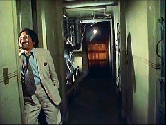 『怪奇！巨大蜘蛛の館』 1978　約59分：地下の廊下　左奥にさらに下(?)への階段