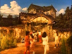『ＨＯＵＳＥ ハウス』 1977　約22分：屋敷の門