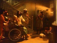 『ＨＯＵＳＥ ハウス』 1977　約26分：玄関広間の階段