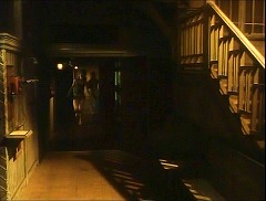 『ＨＯＵＳＥ ハウス』 1977　約53分：玄関広間　右に階段　左奥が広間方面