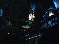 『麗猫伝説』 1983　約3分：屋敷、斜め下から