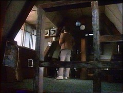 『麗猫伝説』 1983　約32分：屋根裏部屋、低い位置からやや斜めに