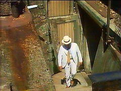 『麗猫伝説』 1983　約33分：鉄道の高架下の狭いトンネルから手前の階段へ、上から