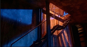 『インフェルノ』 1980　約8分：路地の地下への階段