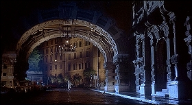 『インフェルノ』 1980　約31分：図書館を出たあたり（ミンチオ広場、大使たちの館のアーチ）
