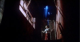『インフェルノ』 1980　約42分：使われていない階段の一角
