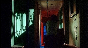 『インフェルノ』 1980　約44分：廊下、先の視角での奥の方から(?)