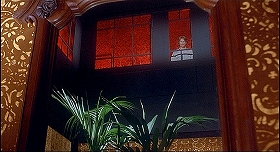 『インフェルノ』 1980　約1時間36分：赤い壁の回廊の鏡像
