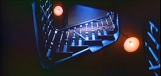『ハンガー』 1983　約45分：回り階段　下から