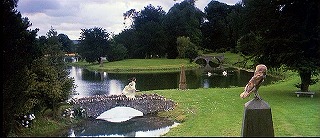 『ラビリンス －魔王の迷宮－』 1986　約2分：石橋のある公園＋手前右に白い梟