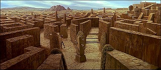 『ラビリンス －魔王の迷宮－』 1986　約22分：石の迷路、やや上から