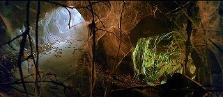 『ラビリンス －魔王の迷宮－』 1986　約54分：落とし穴　左上から右下へ